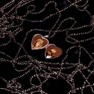 朱竹清把乳夹乖乖戴上被迫调教
